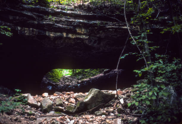 lago dos ozarks - ha ha tonka ponte natural grande angular - 1983 - slide rock state park - fotografias e filmes do acervo