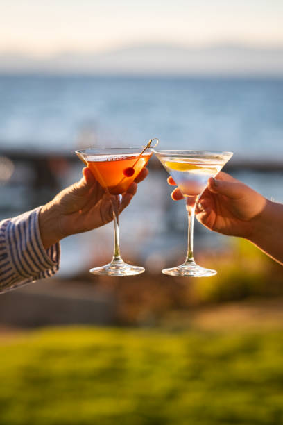 мартини и манхэттен - manhattan cocktail cocktail drink cherry стоковые фото и изображения