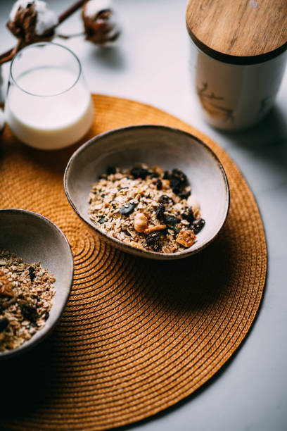 muesli dolci fatti in casa. energia e colazione vegana. visualizzazione dall'alto - oatmeal raisin porridge nut foto e immagini stock