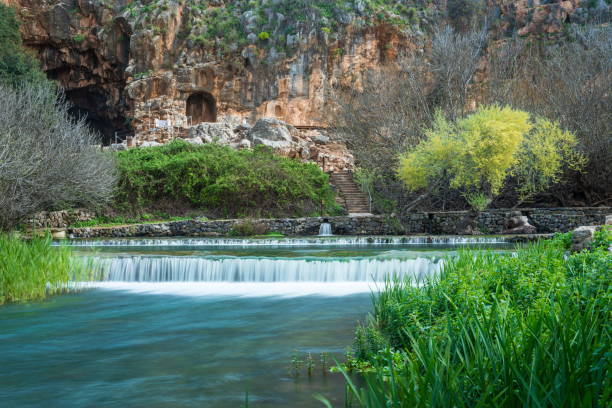 wasserfälle und antiken griechischen tempel von pan in banias naturschutzgebiet; golanhöhen israel - pan stock-fotos und bilder