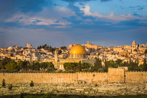 cúpula de la roca y la puerta de oro/misericordia; ciudad vieja jerusalén israel - lutheran church of the redeemer fotografías e imágenes de stock