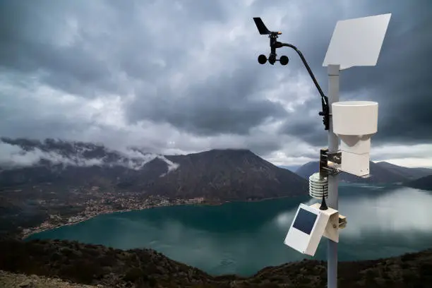 Meteorological station for measuring weather