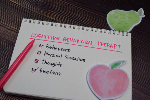terapia cognitiva comportamental escreve em um livro com palavras-chave mesa de madeira isolada. - behavioral problems - fotografias e filmes do acervo