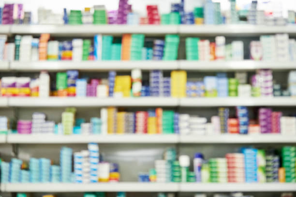 焦点が焦点を当てデフォーカスされた医薬品店の背景 - pill medicine laboratory narcotic ストックフォトと画像