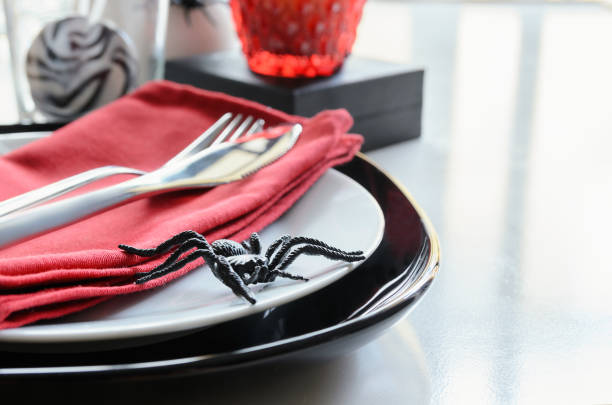 элегантные настройки стола хэллоуина в черно-белых цветах. хэллоуин партия типичные символы летучей мыши и пауков. - napking ring стоковые фото и изображения