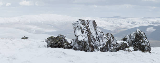le sommet de schil par une journée d’hiver avec de la neige sur le paysage et le rime sur les rochers - panoramic mountain cloudscape borders photos et images de collection
