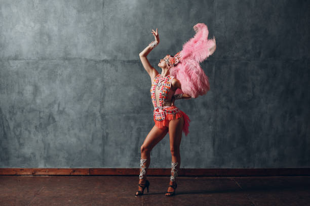 mujer en traje de samba o lambada con plumas rosas plumaje - cabaret fotografías e imágenes de stock