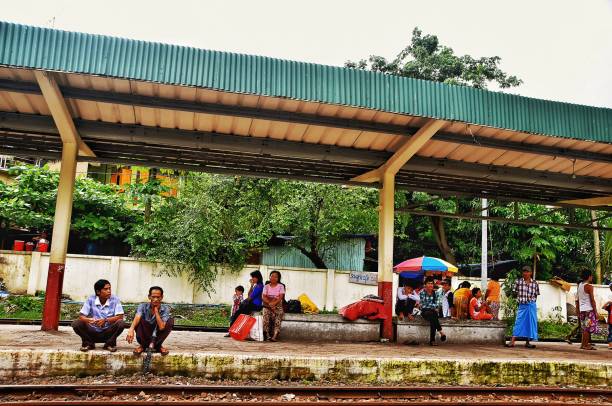 기차는 어디에 있습니까? - burma railway 뉴스 사진 이미지