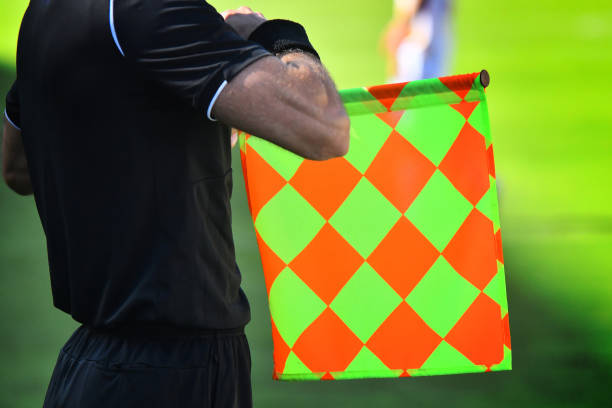 árbitro assistente ou lineman de futebol ou futebol - referee soccer authority linesman - fotografias e filmes do acervo