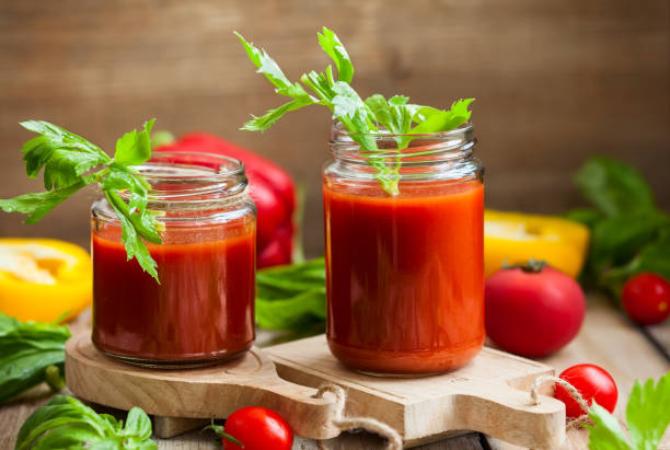 boisson épicée de tomate - tomato juice drink celery juice photos et images de collection