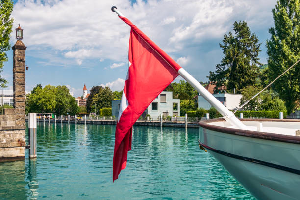 湖の上のフェリーの船尾のスイスの旗 - nautical vessel sailboat interlaken switzerland ストックフォトと画像