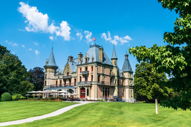 schadau castle and its park directly on lake thun - thun switzerland facade european culture imagens e fotografias de stock