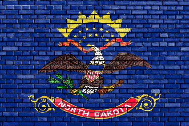 флаг северной дакоты нарисован на кирпичной стене - north dakota flag us state flag north dakota flag стоковые фото и изображения
