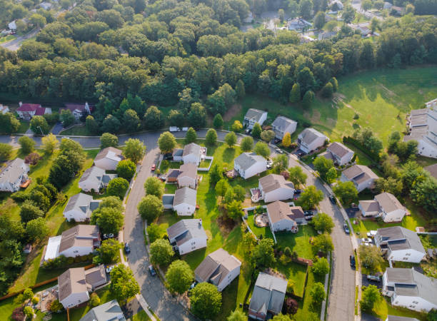 szeroka panorama, widok z lotu ptaka z wysokimi budynkami, w pięknych dzielnicach mieszkalnych cleveland ohio usa - townhouse apartment midwest usa house zdjęcia i obrazy z banku zdjęć