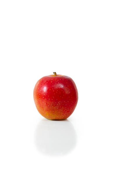 mela jonagold rossa fresca isolata su bianco. - jona gold foto e immagini stock