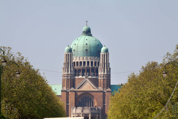 cathedral basilic koekelberg in brussels - brussels basilica imagens e fotografias de stock