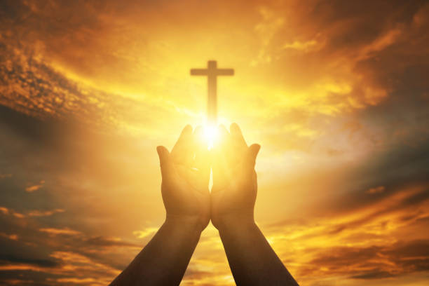 las manos humanas abren la palma de la mano para adorar. terapia eucarística bendice a dios ayudando a arrepentirse de la rezar de la cuaresma de pascua católica. fondo de concepto cristiano. - easter praying cross cross shape fotografías e imágenes de stock