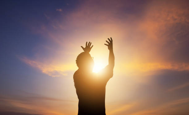 mãos humanas abrem a adoração da palma da mão. a terapia eucaristia abençoe deus ajudando a família católica de páscoa a rezar. fundo conceitual da religião cristã. luta e vitória para deus - cross sunset sky spirituality - fotografias e filmes do acervo