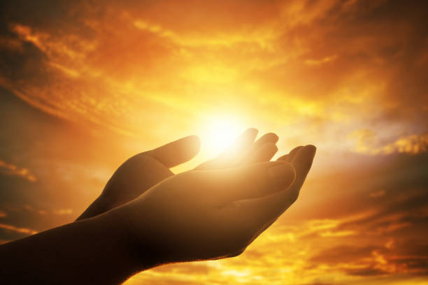 인간의 손은 예배를 손바닥을 엽니 다. 성체 치료는 회개 가톨릭 �부활절 사순절 마음기도를 돕는 하나님을 축복. 기독교 개념 배경. - cross sunset sky spirituality 뉴스 사진 이미지