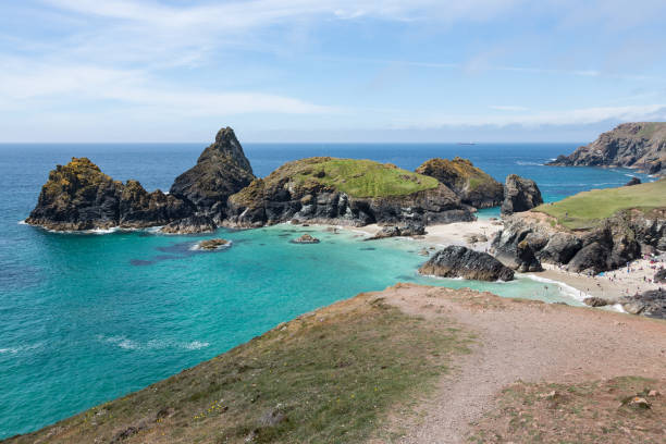 picturesque kynance cove на полуострове ящерица корнуолла, великобритания - tide rock bay landscape стоковые фото и изображения