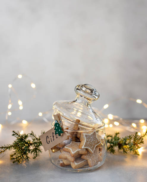 weihnachten hausgemachte kekse in einem glas mit den buchstaben geschenk - bakery food defocused table stock-fotos und bilder