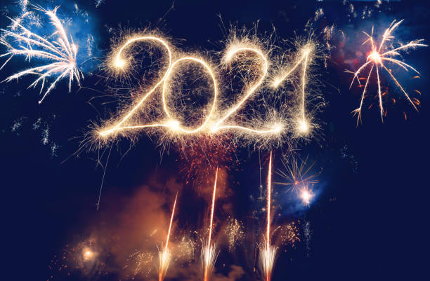 sparkler frohes neues jahr 2021 mit feuerwerk - 2021 stock-fotos und bilder