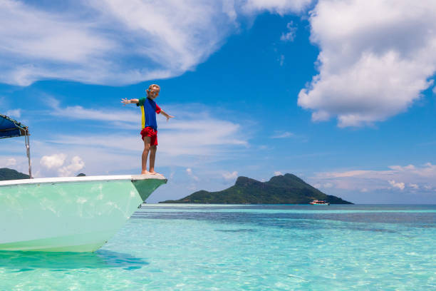 niño saltando al agua de mar. vacaciones en yate. - clear sky water sports and fitness yacht fotografías e imágenes de stock
