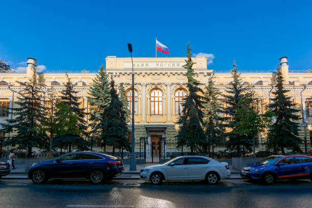 russische zentralbank an der neglinnaya straße, moskau - moscow russia stock-fotos und bilder