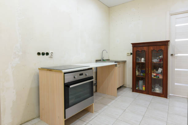 el interior de una cocina temporal económica, montada durante la renovación del apartamento - small domestic kitchen apartment rental fotografías e imágenes de stock