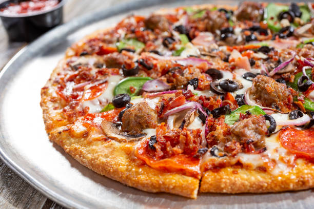 pizza suprema - pizza fotografías e imágenes de stock