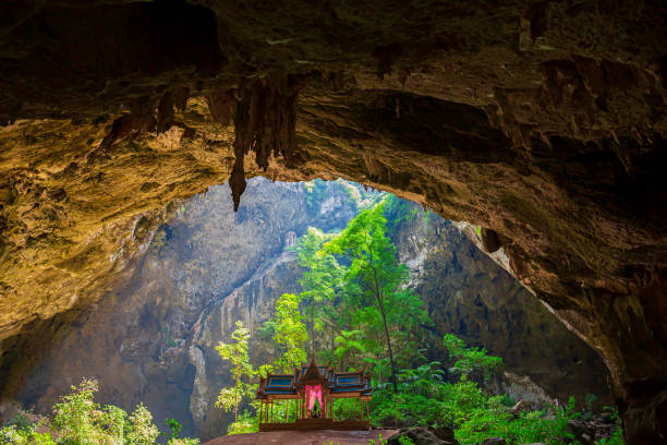 phraya nakhon cave is the most popular attraction is a four-gabled pavilion constructed during the reign of king rama its beauty and distinctive identity the pavilion at prachuap khiri khan,thailand. - phraya nakhon cave imagens e fotografias de stock