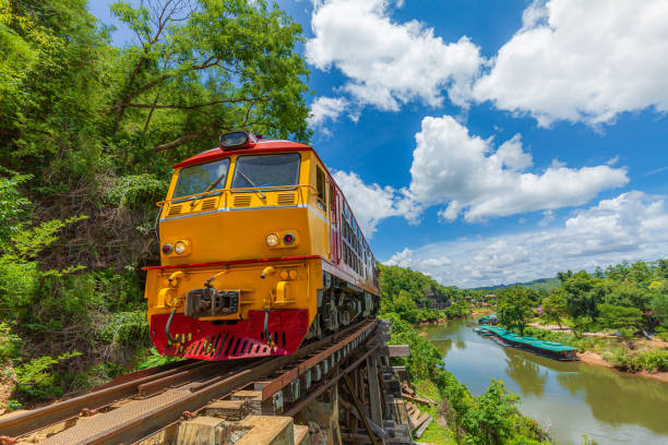 カンチャナブリタイの列車有名な場所と死の鉄道 - kanchanaburi province train thailand diesel ストックフォトと画像