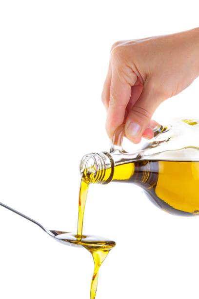 derramando azeite extra virgem - cooking oil extra virgin olive oil olive oil bottle - fotografias e filmes do acervo