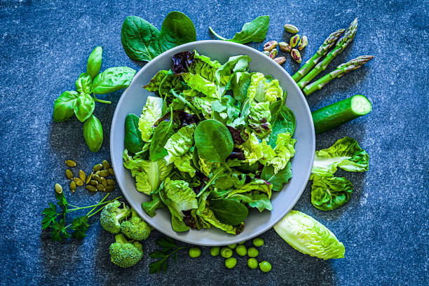 ensalada verde fresca saludable. vista de gastos generales. - vegetal con hoja fotografías e imágenes de stock