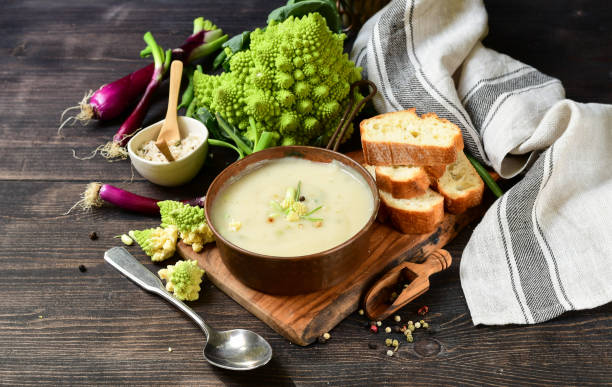 grüne blumenkohlcremesuppe - romanesque broccoli cauliflower cabbage stock-fotos und bilder