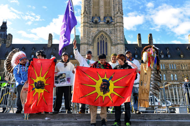 cree spacerowiczów młodzieży przyjechać do ottawy - indian flag zdjęcia i obrazy z banku zdjęć