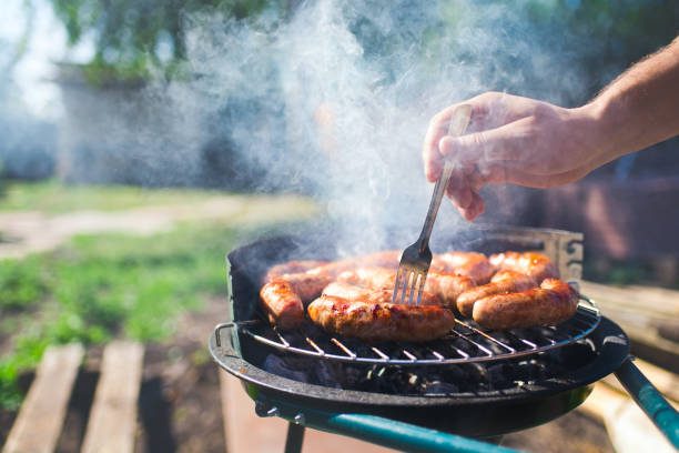 las salchichas se fríen en la parrilla. - red meat fotografías e imágenes de stock