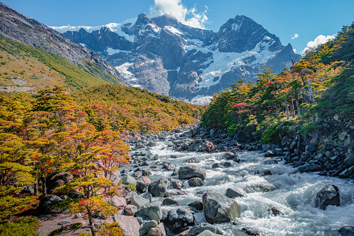 Río de montaña en el Parque Nacional Torres del Paine en día soleado un photo