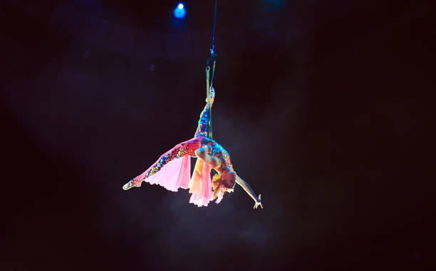 exécution de l’acrobate aérien de fille dans le cirque. - acrobate photos et images de collection