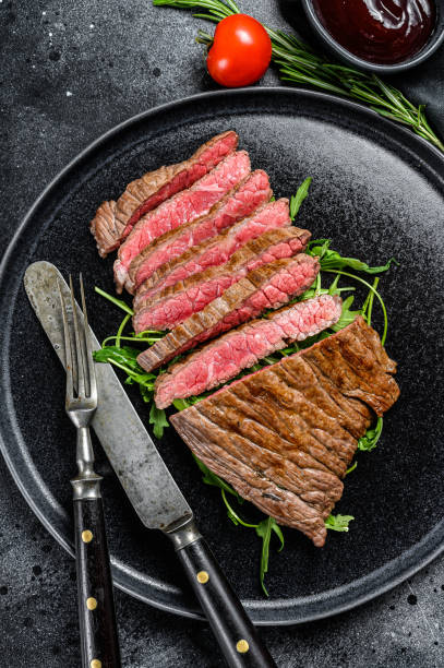 그릴에 구운 측면 스테이크를 잘라. 대리석 쇠고기 고기. 검은 색 배경. 위쪽 보기 - steak close up grilled skirt steak 뉴스 사진 이미지