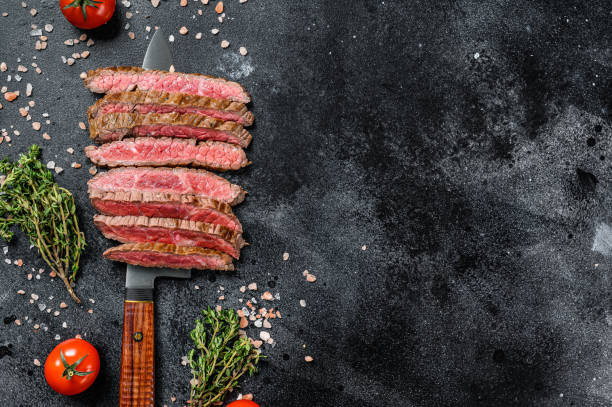 그릴에 구운 측면 희귀 스테이크. 대리석 쇠고기 고기. 검은 색 배경. 맨 위 보기입니다. 복사 공간 - steak close up grilled skirt steak 뉴스 사진 이미지