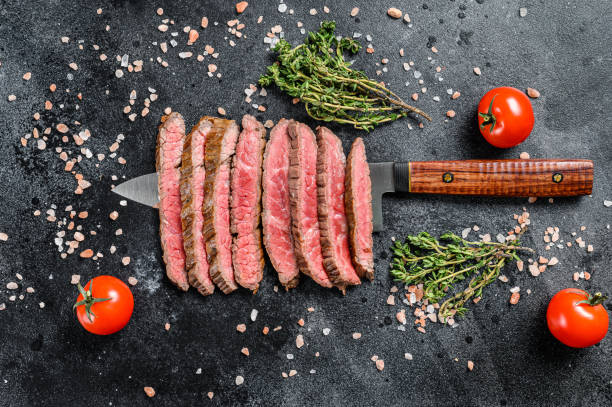 구운 슬라이스 플랫 아이언 희귀 스테이크. 대리석 쇠고기 고기. 검은 색 배경. 위쪽 보기 - steak close up grilled skirt steak 뉴스 사진 이미지