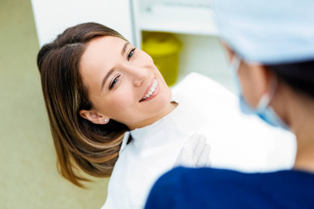 歯科検診前に患者と話す女性歯科医 - 歯 写真 ストックフォトと画像