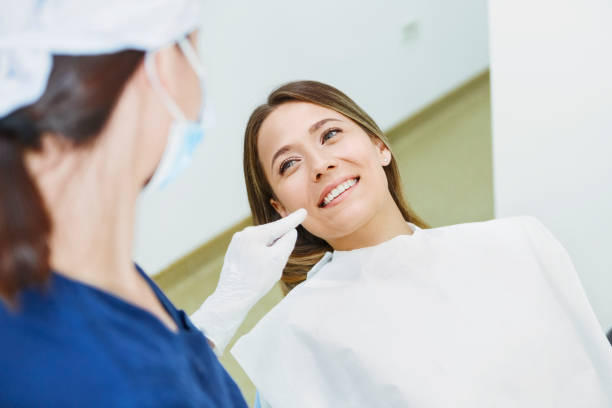 female dentist talking to a patient explaining procedure - gums imagens e fotografias de stock