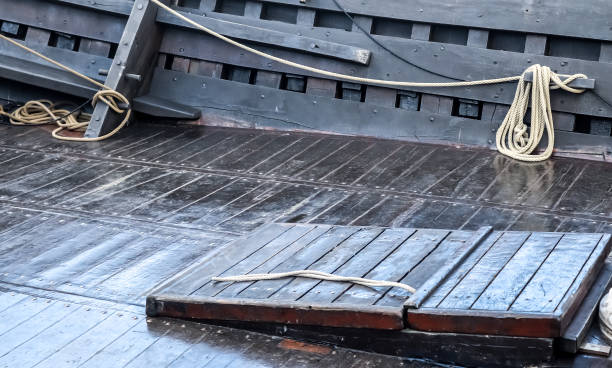 detalle detallado de cerca detalle de cuerdas y cordaje en el aparejo de un viejo velero vintage de madera - sailing ship industrial ship horizon shipping fotografías e imágenes de stock