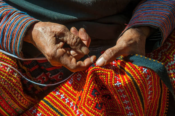 hands sewing textiles, north vietnam - povo maew imagens e fotografias de stock