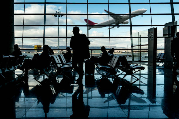 공항에있는 사람들. 앙카라에 있는 에센보가 공항. - airport women waiting business travel 뉴스 사진 이미지