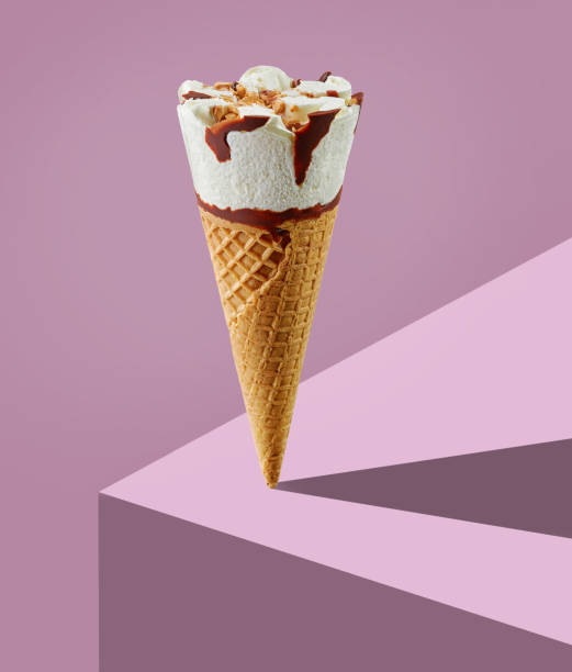 cono gelato su sfondo viola - frozen sweet food foto e immagini stock