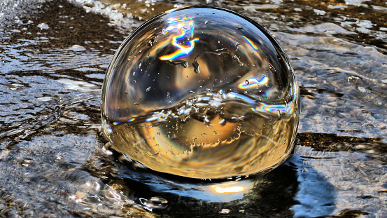 Wave that arrives on a crystal ball and creates shapes inside