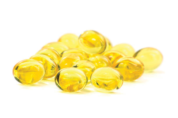 múltiple aceite de pescado amarillo, omega 3, cápsulas de vitamina d, dieta saludable, concepto de salud del corazón, gran cierre macro aislado detallado - snap fotografías e imágenes de stock